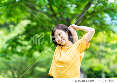 舒展以新鮮的綠色的少婦 舒展以新鮮的綠色的少婦 89952190