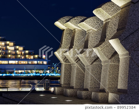 Stone statue of Meriken Park at Kobe Port at night 89952384