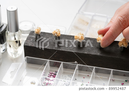 Nail tip production 89952487