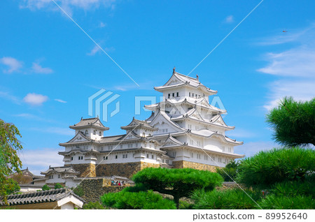 [世界遺產姬路城] [日本的100座精美城堡]從兵庫縣西丸2姬路市看到的平成大修後天守閣的初秋景色 89952640