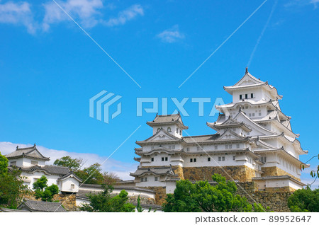 [World Heritage Himeji Castle] [100 Fine Castles of Japan] Early autumn scenery of Honmaru after major repairs in Heisei seen from Nishimaru 1 Himeji City, Hyogo Prefecture 89952647