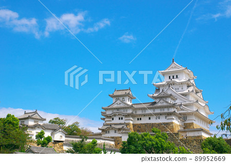 [World Heritage Himeji Castle] [100 Fine Castles of Japan] Early autumn scenery of Honmaru after major repairs in Heisei seen from Nishimaru 2 Himeji City, Hyogo Prefecture 89952669