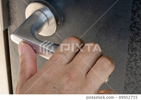 用手轉動門桿 89952735