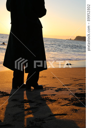 一個女人在沙灘上散步 89952802