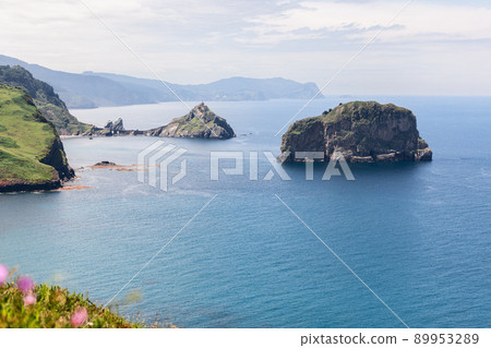 Shallow bay with two small islands Gaztelugatxe and Aketx 89953289