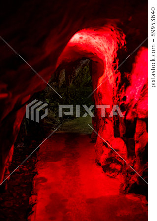 Narrow passage Narrow passage 89953640