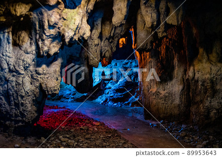 Narrow passage 89953643