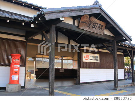 The imposing wooden station building "Ishinden Station" on the JR Kisei Line 89953783