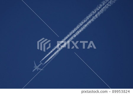 在藍天劃出一條線的軌跡 深藍色的天空背面 89953824
