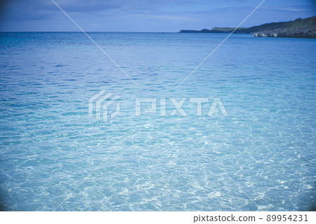 日本沖繩縣偏遠島嶼宮古島著名旅遊勝地前濱海灘的壯麗景色 日本沖繩縣偏遠島嶼宮古島著名旅遊勝地前濱海灘的壯麗景色 89954231