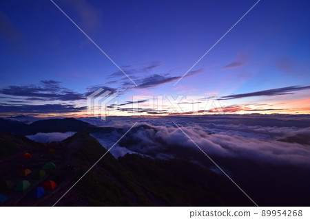 The dawn of Enzanso, a sea of clouds and a tent area with a superb view The dawn of Enzanso, a sea of clouds and a tent area with a superb view 89954268