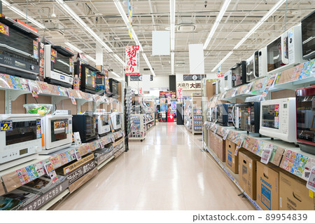 在家用電子產品零售店購物 89954839