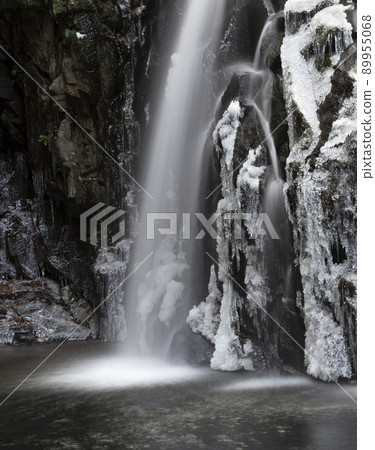嚴寒瀑布和谷川風景-2 嚴寒瀑布和谷川風景-2 89955068