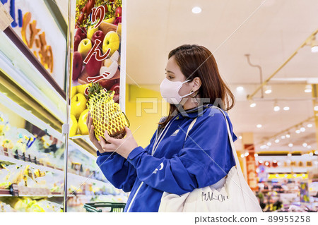 家庭主婦在超市買水果 家庭主婦在超市買水果 89955258