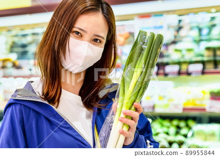 Housewife who buys vegetables at the supermarket 89955844