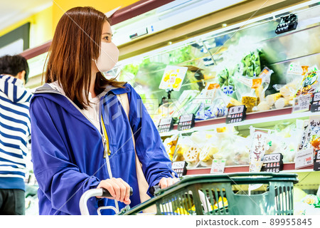 家庭主婦在超市買菜 89955845