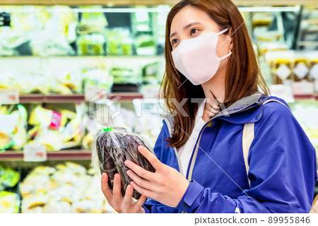 茄子，在超市買菜的家庭主婦 89955846