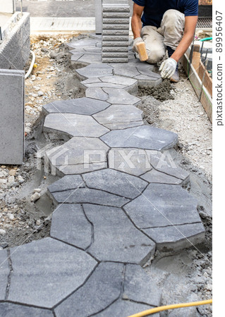 引道部分正在新建獨棟住宅的外部施工中 89956407