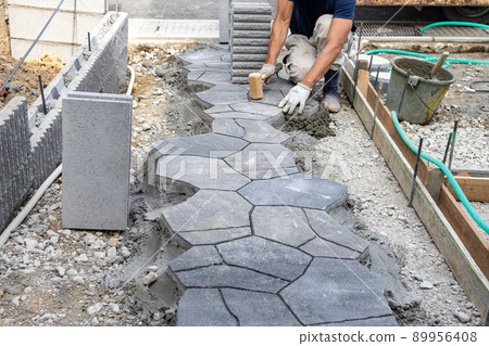 引道部分正在新建獨棟住宅的外部施工中 89956408