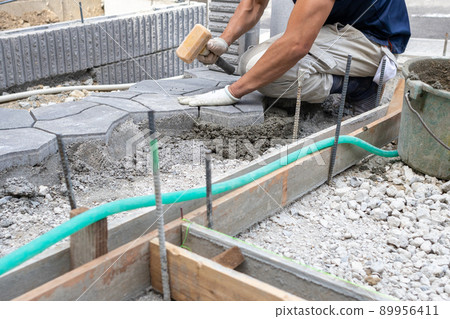 引道部分正在新建獨棟住宅的外部施工中 89956411
