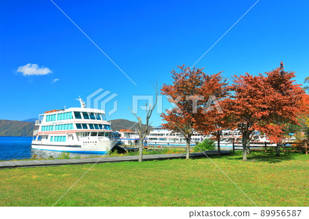 [Aomori Prefecture] Lake Towada pleasure boat and autumn leaves 89956587