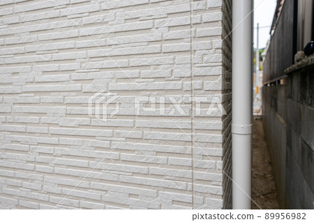 新建獨戶住宅的外牆 新建獨戶住宅的外牆 89956982