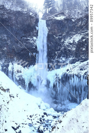 [Tochigi Prefecture] Kegon Falls in the cold (freezing) 89957342
