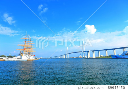 [富山縣]天氣晴朗的海丸和新港大橋 89957450