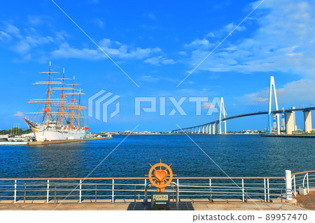 [Toyama Prefecture] Kaiomaru and Shinminato Bridge in fine weather 89957470