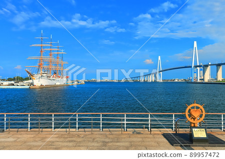 [Toyama Prefecture] Kaiomaru and Shinminato Bridge in fine weather 89957472