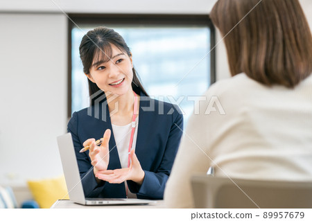 為中年女性工作的年輕女商人 為中年女性工作的年輕女商人 89957679