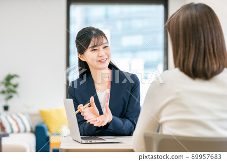 為中年女性工作的年輕女商人 89957683