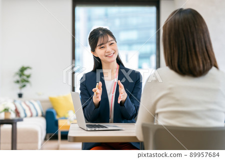 為中年女性工作的年輕女商人 89957684