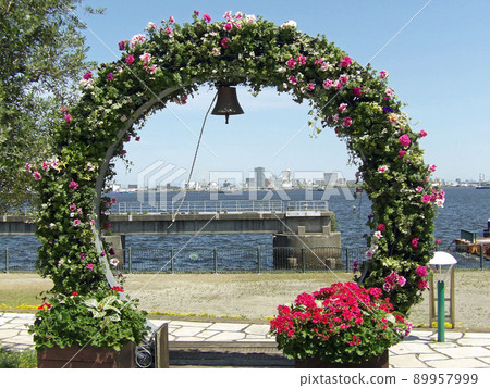 "Flower ring" where lovers ring the bell of oath 89957999