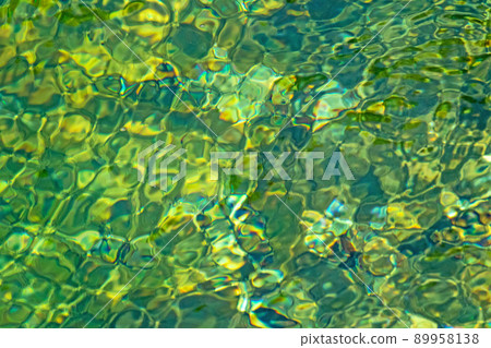 水面起伏 清澈的溪流 愛知縣森林 水面起伏 清澈的溪流 愛知縣森林 89958138