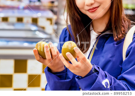 在超市買水果的家庭主婦的圖像剪輯 在超市買水果的家庭主婦的圖像剪輯 89958253