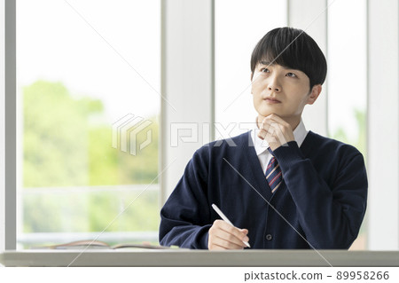 Male high school student studying 89958266