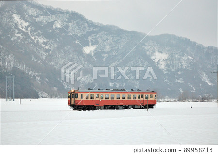 大糸線的日本國鐵型柴油機車Kiha 52 115穿過雪地。 大糸線的日本國鐵型柴油機車Kiha 52 115穿過雪地。 89958713