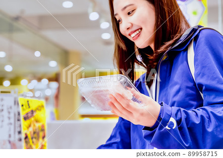 Housewife buying shirasu at the supermarket 89958715