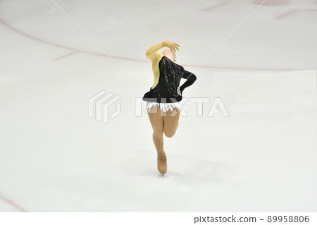 Girl figure skating 89958806