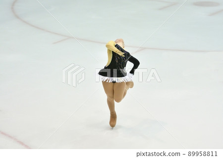 Girl figure skating 89958811