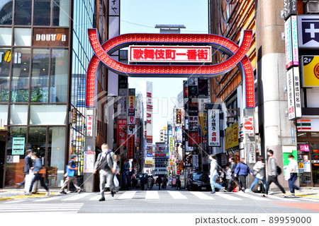 白天的新宿歌舞伎町一番街門 89959000