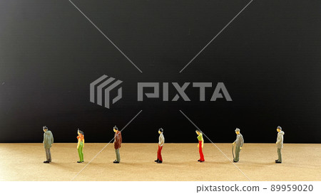 Miniature male and female dolls lined up in a line 89959020