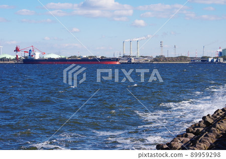 停泊在工業區的散貨船 停泊在工業區的散貨船 89959298