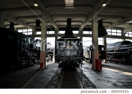 停在蒸汽機車車庫的蒸汽機車 停在蒸汽機車車庫的蒸汽機車 89959385