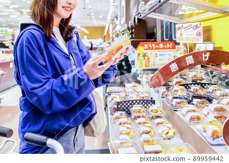 Image cut of a housewife who buys fried chicken at a supermarket Image cut of a housewife who buys fried chicken at a supermarket 89959442