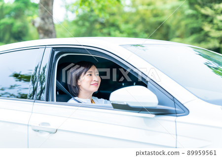 A woman driving a car 89959561