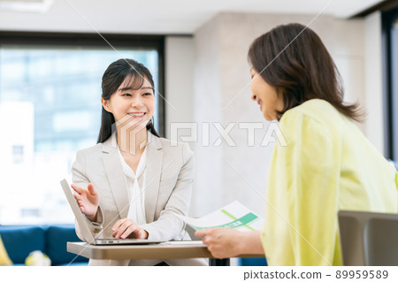 A young business woman explaining to a middle-aged woman 89959589