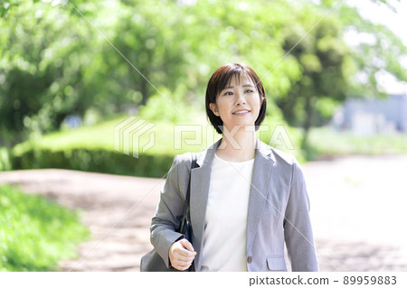 Business woman image outdoors 89959883
