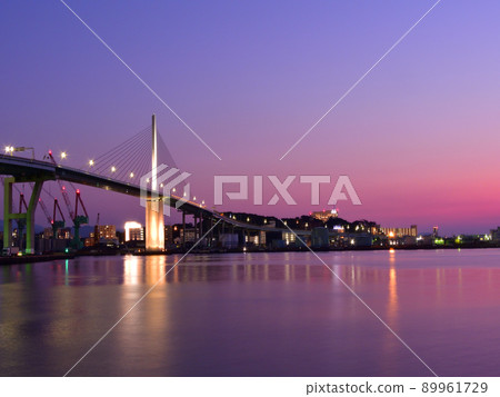 福岡市新津大橋夜景 89961729